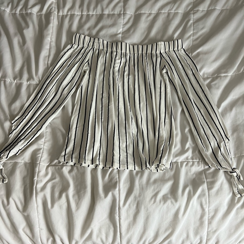 OFF THE SHOULDER BLOUSE (size: women’s small)